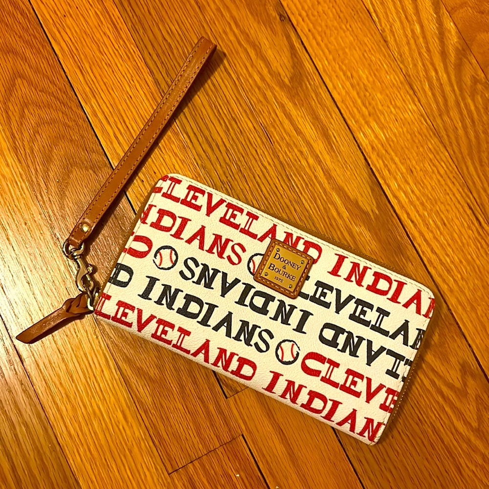Cleveland Indians clutch. Excellent condition!